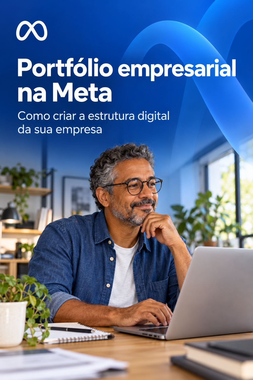 Empresário de óculos diante de um notebook em capa azul com o título Portfólio empresarial na Meta e símbolo de infinito.